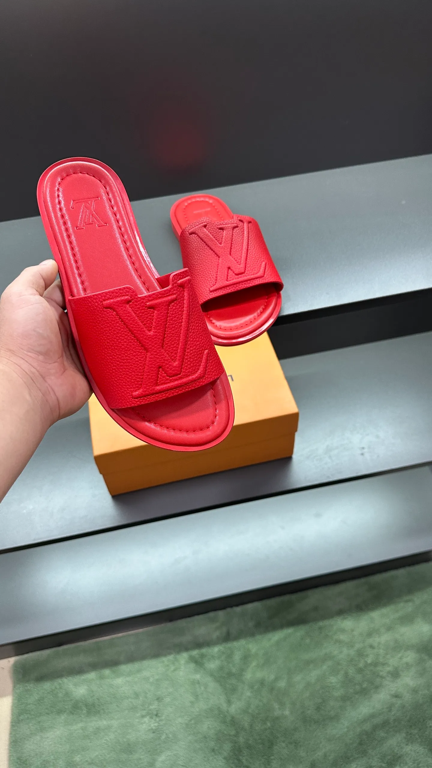 P300 🔍LV Men's Spring and Summer Slippers Counter Synchronization. The uppers are imported cowhide fabrics from Italy, with logo graphics and high-quality craftsmanship. Soles: original soles specially provided by the original factory. Exclusive movable molded soles are super comfortable. Original factory follow-up orders. 🔍🔍High quality. You can enter and leave the counter at will. Welcome to compare. Code number 38-45 No. 058